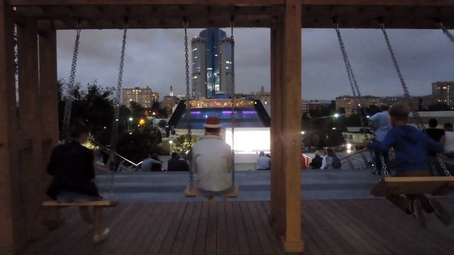 Показ на Площади Сити. Качели. смотреть онлайн