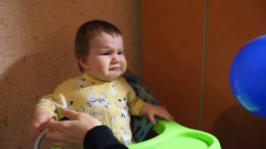 милый ребенок 8 месяцев очень боится надувные шарики