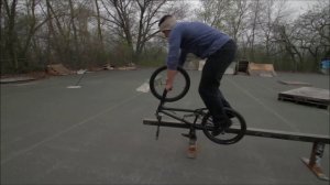 Tim Knoll fait des tricks hallucinants avec son BMX 