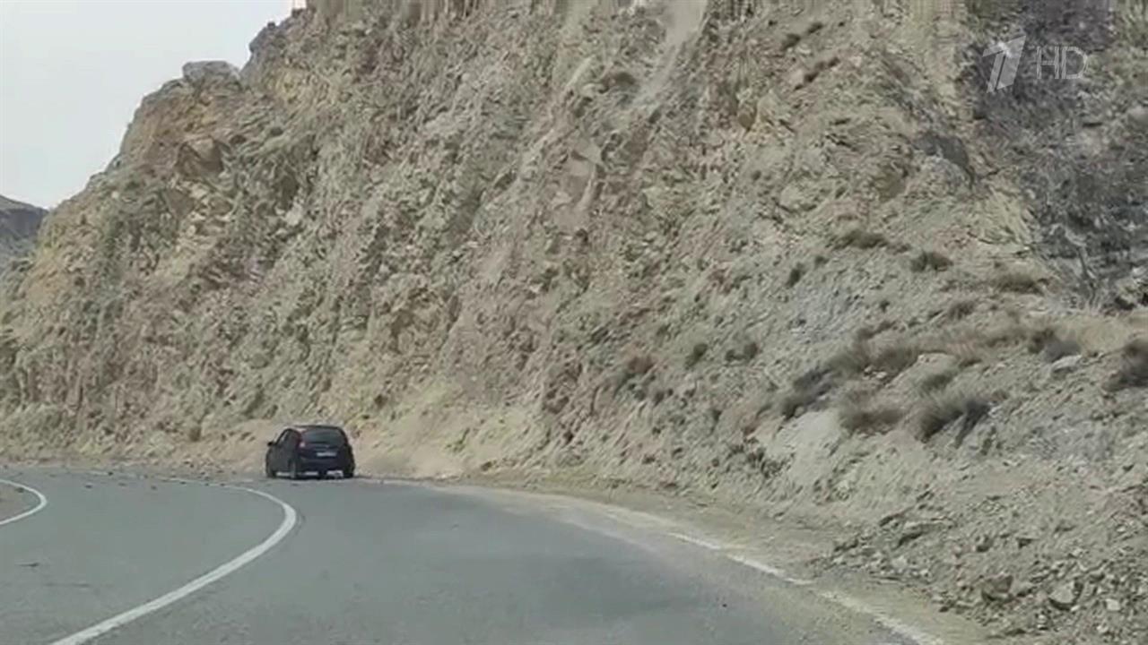 В Дагестане автомобиль попал под камнепад на горной дороге