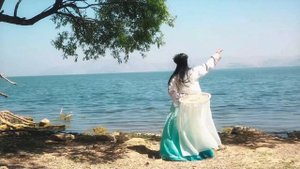Грустная Девушка в Ханьфу танцует у моря