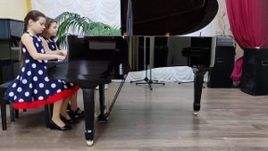 В Моцарт  Менуэт из симфонии  ми бемоль  мажор. исп Лобастова София, 9 лет., Судьина Надежда, 10 ле