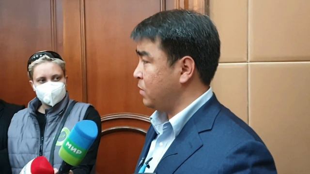 Жанар Акаев заявил, что его семье угрожают неизвестные люди смотреть онлайн