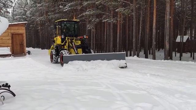Как фронтальный погрузчик Boulder работает отвалом