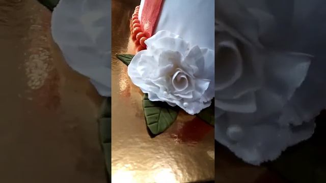 Торт сделан в виде подарка. Бисквит шоколадный с кремом чиз. смотреть онлайн