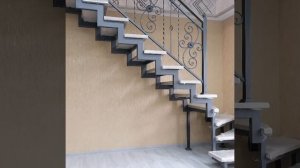 Лестница на второй этаж. Открытого типа.  Г-образная.  На двойном ломаном косоуре.  От Мир Металла7