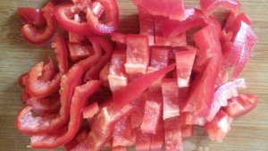 Овощной салат с жареным красным перцем