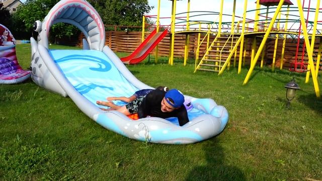 ВОДНАЯ НАДУВНАЯ ГОРКА Shark! Амелька против Акулы! Надувашки для бассейна! смотреть онлайн