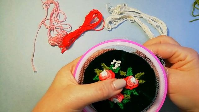 Круглая форма косметички из бархата.