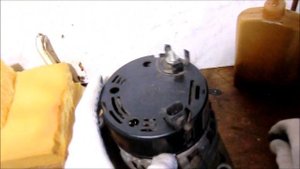 Снятие пластмассовой крышки генератора Лада Калина