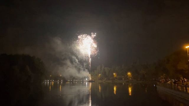 Салют в Измайловском парке в 4К смотреть онлайн