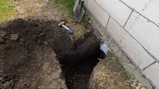 Подвод водяной трубы и электрокабеля к хозблоку