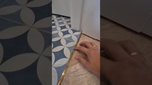 Ламинат и латунный профиль. Укладка ламината и ошибки