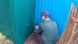 ДЕЛАЕМ ЗАБОР НА ДАЧЕ ИЗ ПРОФНАСТИЛА.  КАК ПРИКРУЧИВАТЬ ПРОФЛИСТ -  3 серия