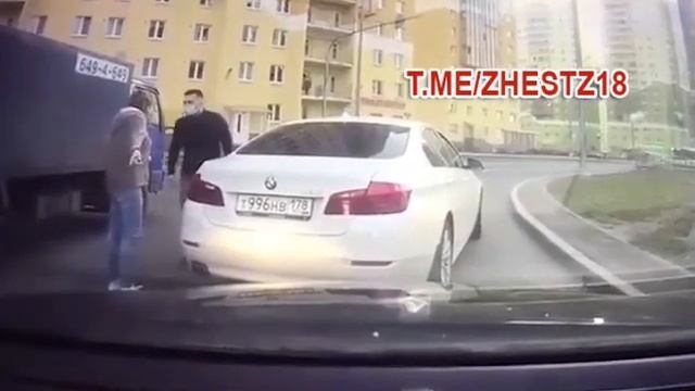 В Санкт-Петербурге старшего менеджера автосалона "Рольф" оскорбило, что женщина не пропустила его смотреть онлайн