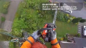 Бензопила ECHO CS-2511TES в руках профессионала
