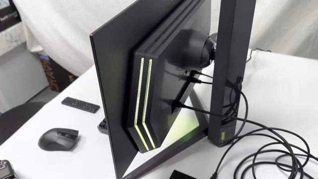 【原價屋】LG 27GR95QE-B 電競螢幕，底部和背面燈光效果。 смотреть онлайн