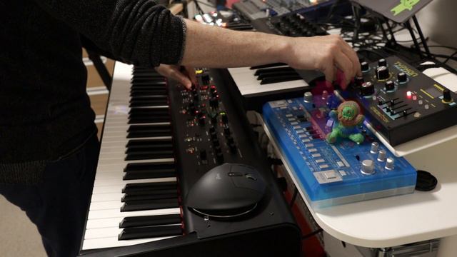 dub techno / chillsynth track - dreadbox typhon, modal argon8, yamaha cp73, strymon el capistan смотреть онлайн