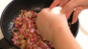 ЯИЧНИЦА С КОЛБАСОЙ НА СКОРУЮ РУКУ//ГОТОВИМ ВКУСНЫЙ ЗАВТРАК ЗА 5 МИНУТ