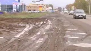 Люди ходят по обочинам дорог