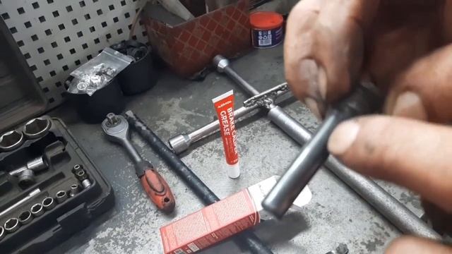 Замена пыльников направляющих тормозного суппорта Daewoo Lanos смотреть онлайн