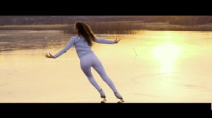 Юная фигуристка катается на закате.