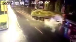 Машину зажало между двумя фурами.