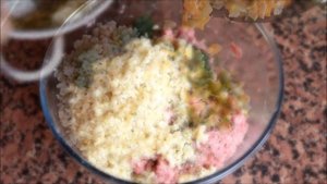 Кабачок с фаршем и булгуром, запеченный в духовке целиком — видео рецепт