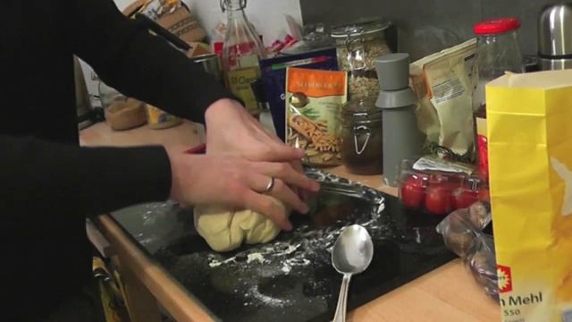 Рецепт "Пицца мамма мия" (пицца с салями и пицца овощная с моцареллой)
