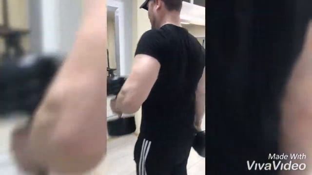 Сгибание рук с гантелями МОЛОТ смотреть онлайн