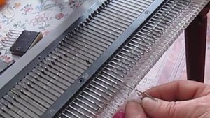 Вязание детской шапочки на вязальной машине