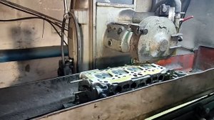 Шлифовка головки блока цилиндров на старом Советском станке