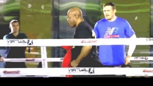 Александр Усик Танец на открытой тренировке перед боем против Педро Родригеса