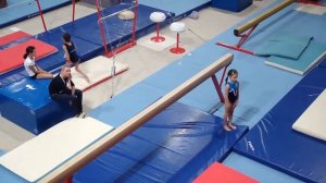 Маленькая спортсменка подрастает (бревно)