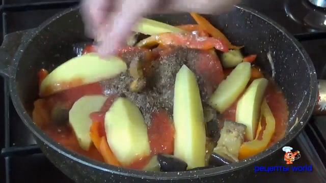 Вкусный УЖИН из котлет и жаренных овощей. Все положили  в СКОВОРОДУ и приготовили.