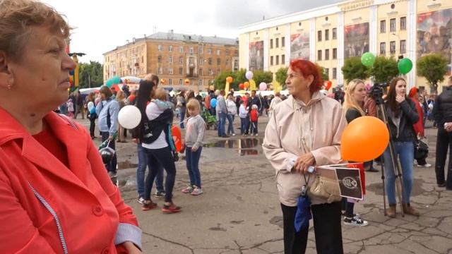 12.06.2015. Киров,Театральная площадь,день города, люди,лица))) смотреть онлайн