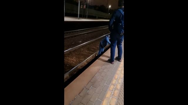 Быдло провоцирует драку и получает достойный отпор. Станция Немчиновка. 22:35 смотреть онлайн