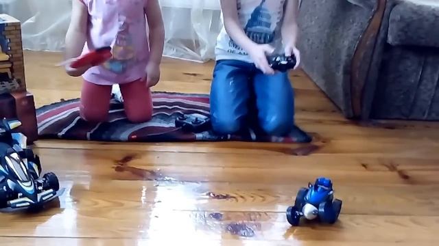 VLOG:Распаковка машин на радио управлении/Костя и Василиса/We unpack remote control toy cars смотреть онлайн
