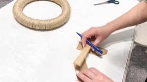 Симпатичный новогодний венок из джутовой верёвки