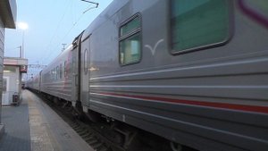 "Красный БС" ТЭП70БС-108 с поездом №194Э Севастополь — Челябинск прибывает на станцию Волгоград-1