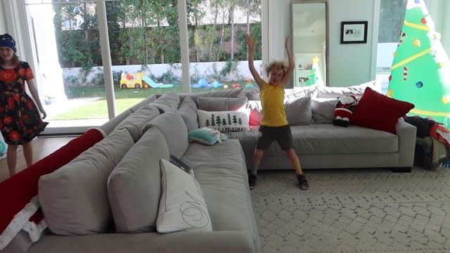 MY FAMILY CAME FOR CHRISTMAS! смотреть онлайн