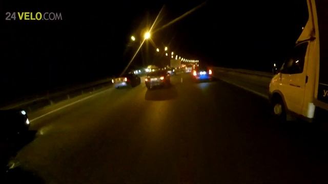 ВЕЛОСИПЕДИСТ НЕСЁТСЯ ПО ТРАССЕ М4-ДОН СКВОЗЬ ПЯТНИЧНУЮ ПРОБКУ / impudent Russian cyclist смотреть онлайн