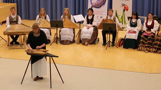 Композиция для двух пятиструнных кантеле "По тропинке." Автор и исполнитель - Минна Раскинен смотреть онлайн