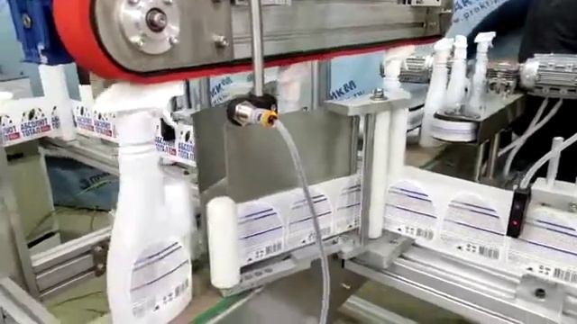 Этикетировочный автомат для нанесения двух самоклеящихся этикеток на квадратную тару