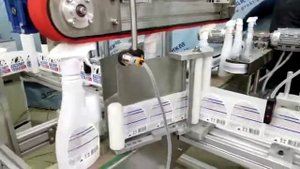 Этикетировочный автомат для нанесения двух самоклеящихся этикеток на квадратную тару