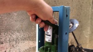 Как делать брикеты из опилок без бумаги, а так же эксперименты с домкратами ромбом и гидравлическим