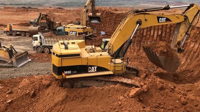 Caterpillar 365C Excavator Loading Trucks And Operator View смотреть онлайн