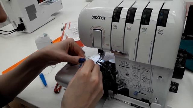 как быстро заправить оверлок другими нитками