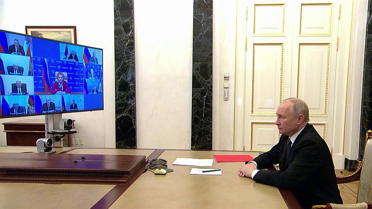 Президент провел оперативное совещание с постоянными участниками Совбеза РФ