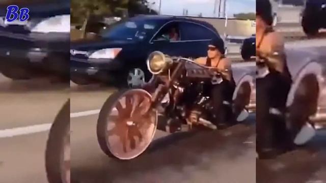 Байкер ЧЁТКО ВХОДИТ в Поворот касаясь Асфальта Рукой смотреть онлайн